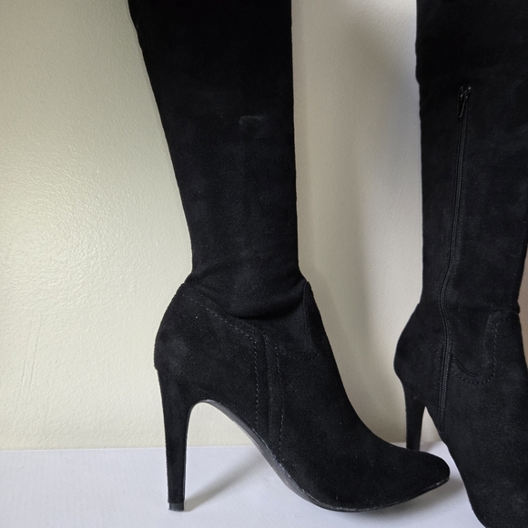 Le Chateau - Elegant Black Knee-High Women's Boots - Size 6 - Picture 2 of 4